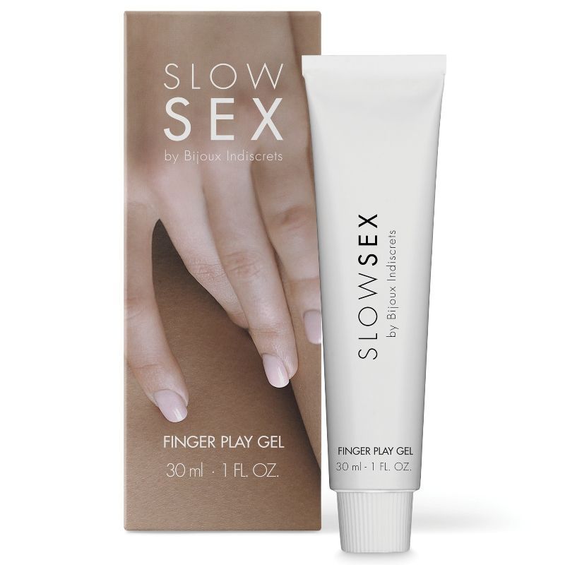 Weiße Tube mit schwarzem Text: SLOW SEX by Bijoux Indiscrets, Finger Play Gel. Karton mit Handabbildung.