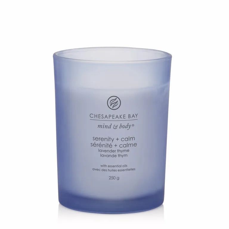 Blaue Kerze im Glas. Aufschrift: Chesapeake Bay mind & body, serenity + calm, lavande thym, 250g.