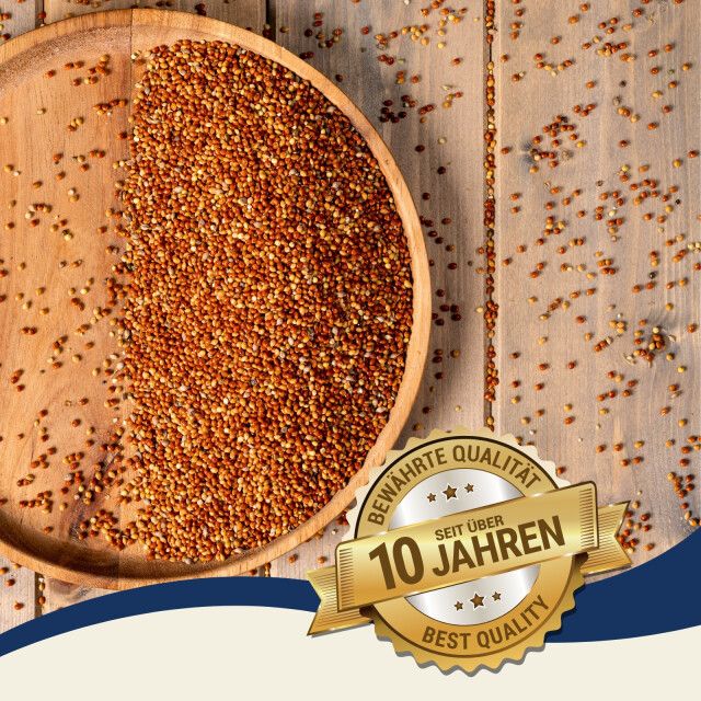 Hirse rot lose in Holzschale. Text: Bewährte Qualität seit über 10 Jahren. Best Quality.