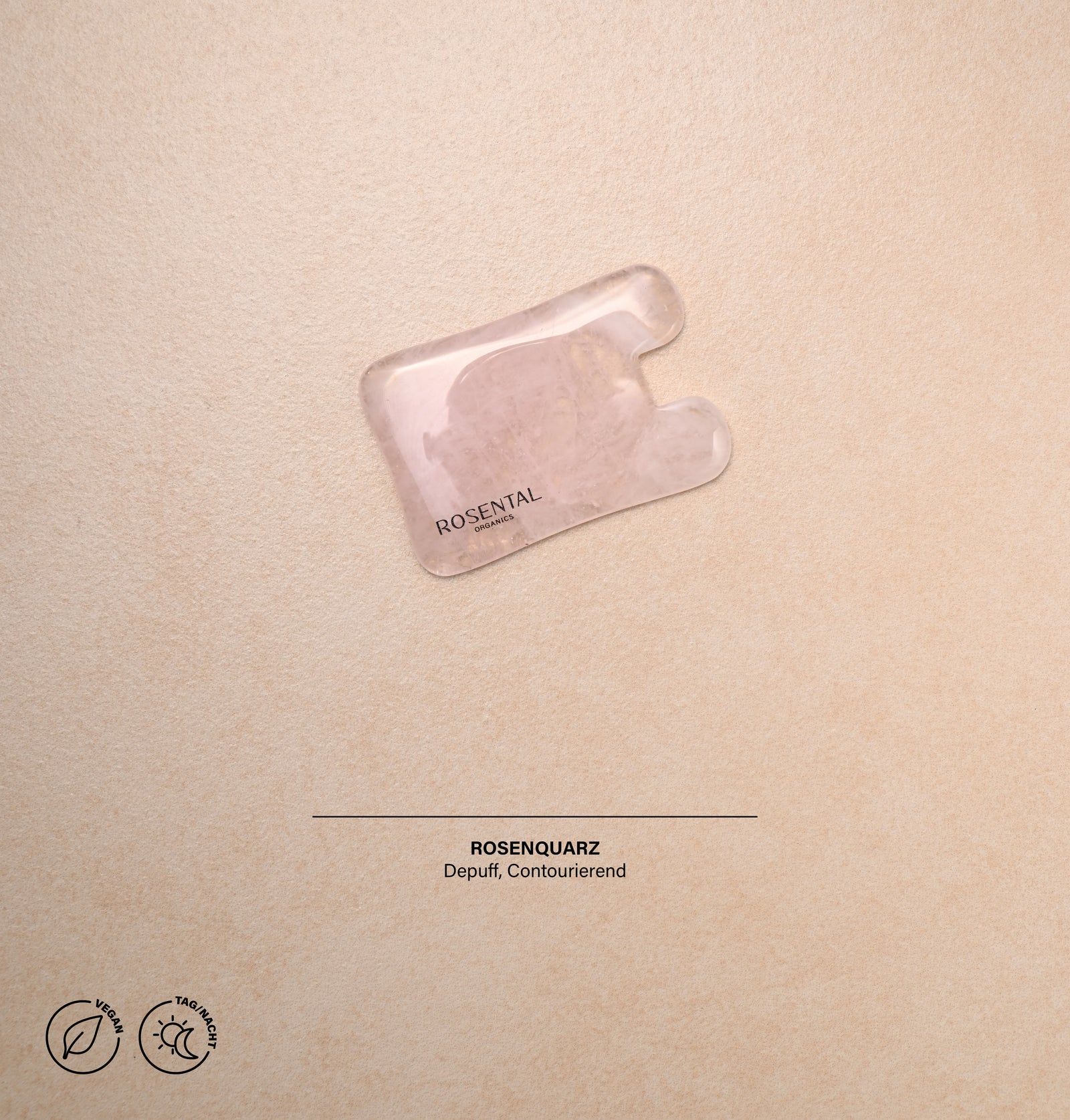 Rosental Organics Gua Sha aus Rosenquarz. Rosa Stein, abgerundete Form mit zwei Aussparungen. Text: Rosenquarz, Depuff, Contourierend. Vegan- und Sonnen-Symbol.