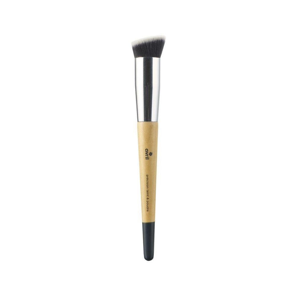 Präzisions-Gesichts- und Puderpinsel. Schräger Pinselkopf mit schwarzen Borsten. Holzgriff mit silberfarbener Zwinge. Schwarze Spitze.