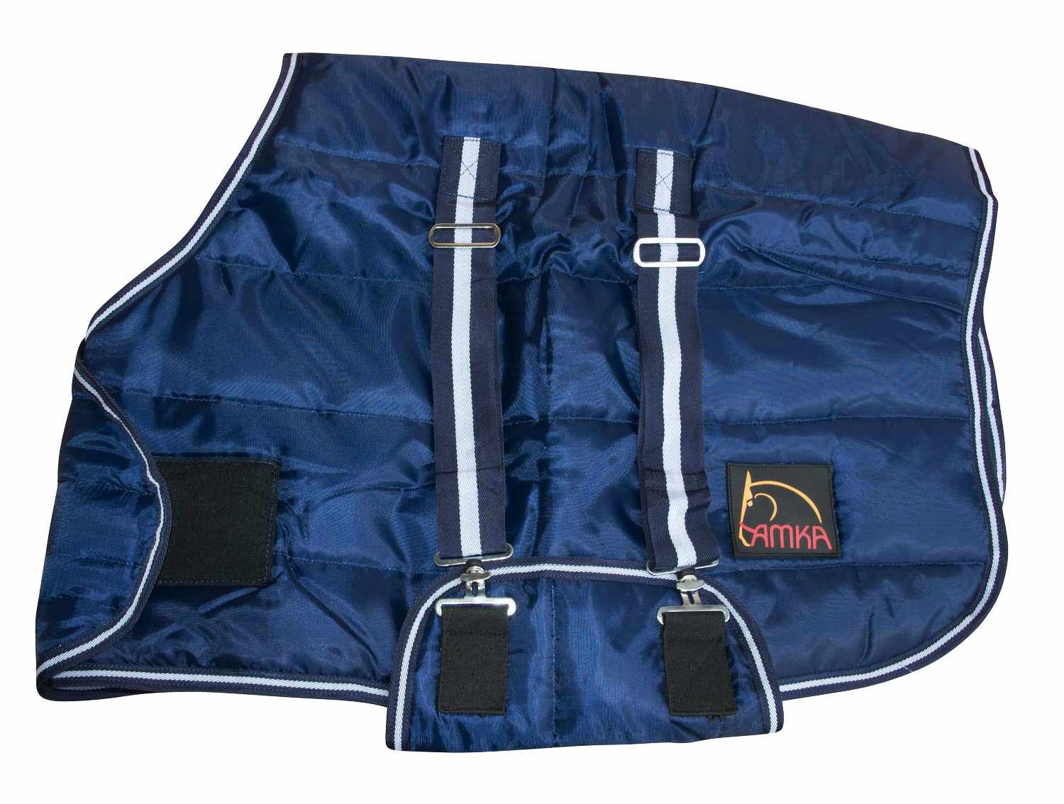 Dunkelblaue AMKA Fohlendecke LERUM. Mit weißen Streifen, schwarzen Verschlüssen und AMKA Logo.