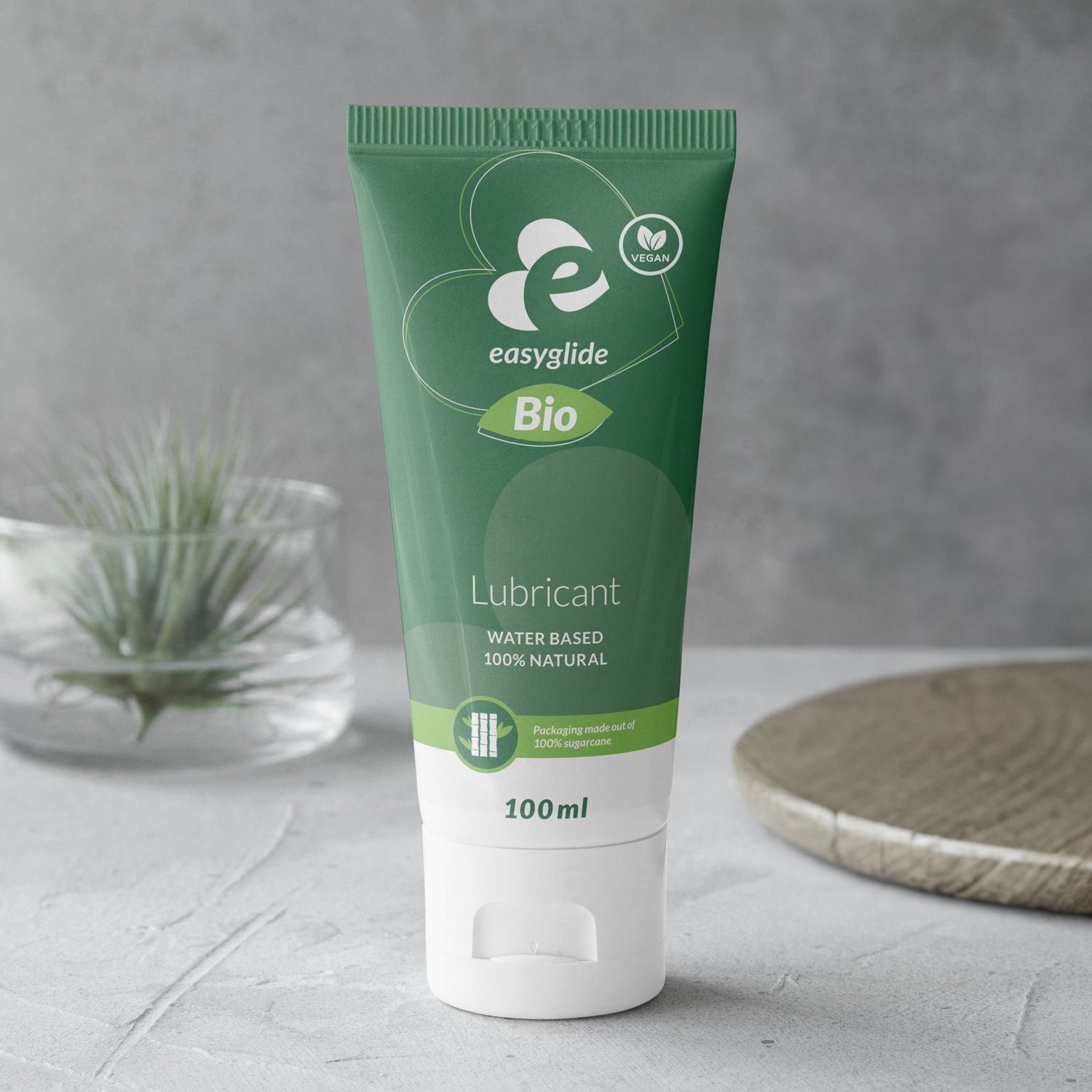 Grüne Tube mit weißem Verschluss. Aufschrift: Easyglide Bio Lubricant. Wasserbasiert, 100% natürlich. Vegan-Siegel. 100ml.