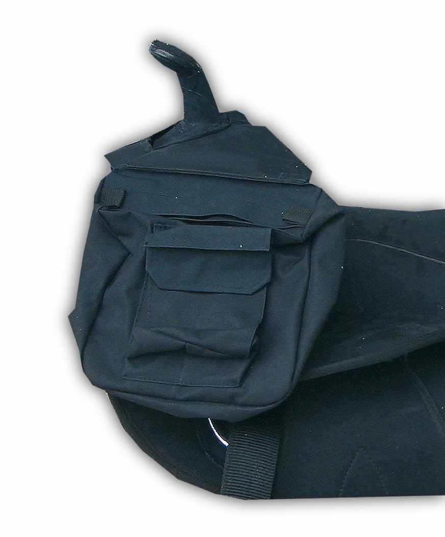 Schwarze AMKA Hornpacktasche am Sattel. Rechteckige Form mit aufgesetzter Tasche und Klappe.