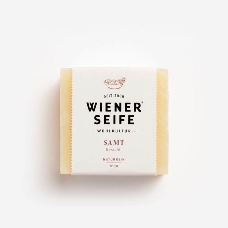 Seife mit Papierbanderole. Aufschrift: Wiener Seife, Samt, Gesicht, Naturrein, N°08. Beige Seife.