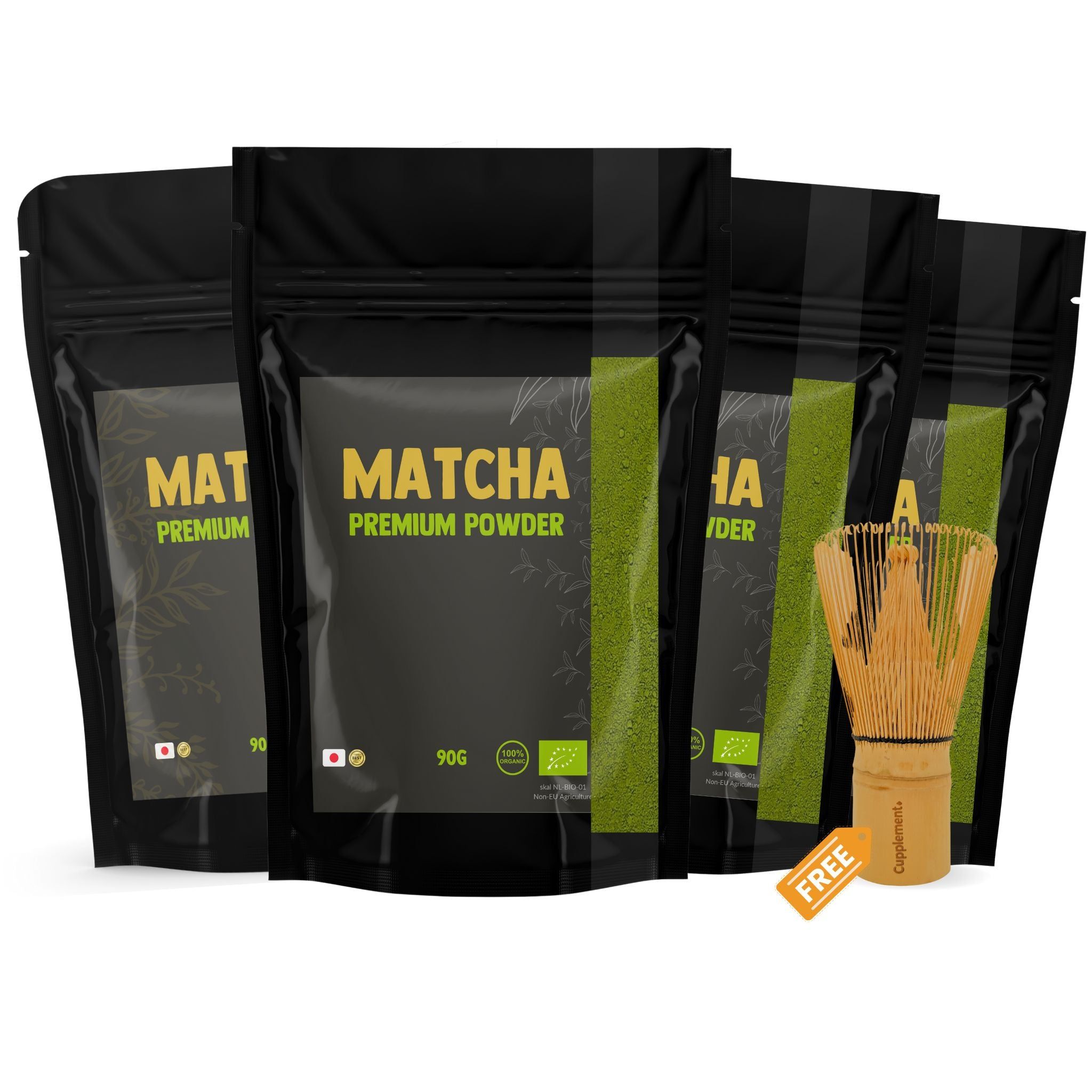 Mehrere schwarze Beutel mit Matcha-Pulver, daneben ein Bambus-Matcha-Besen. Aufschrift: Matcha Premium Powder.