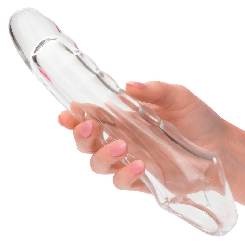 Hand hält transparente Penisverlängerung mit geriffelter Oberfläche und Ring. Aus transparentem Material.