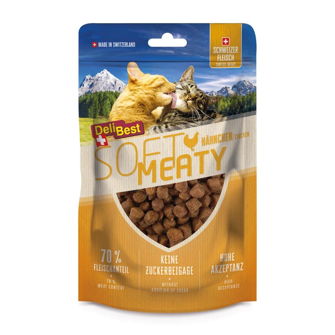 Verpackung mit Katzenfutter. Aufdruck: DeliBest Soft Meaty Hühnchen. Abbildung: zwei Katzen. Text: 70% Fleischanteil, ohne Zuckerzusatz, hohe Akzeptanz.