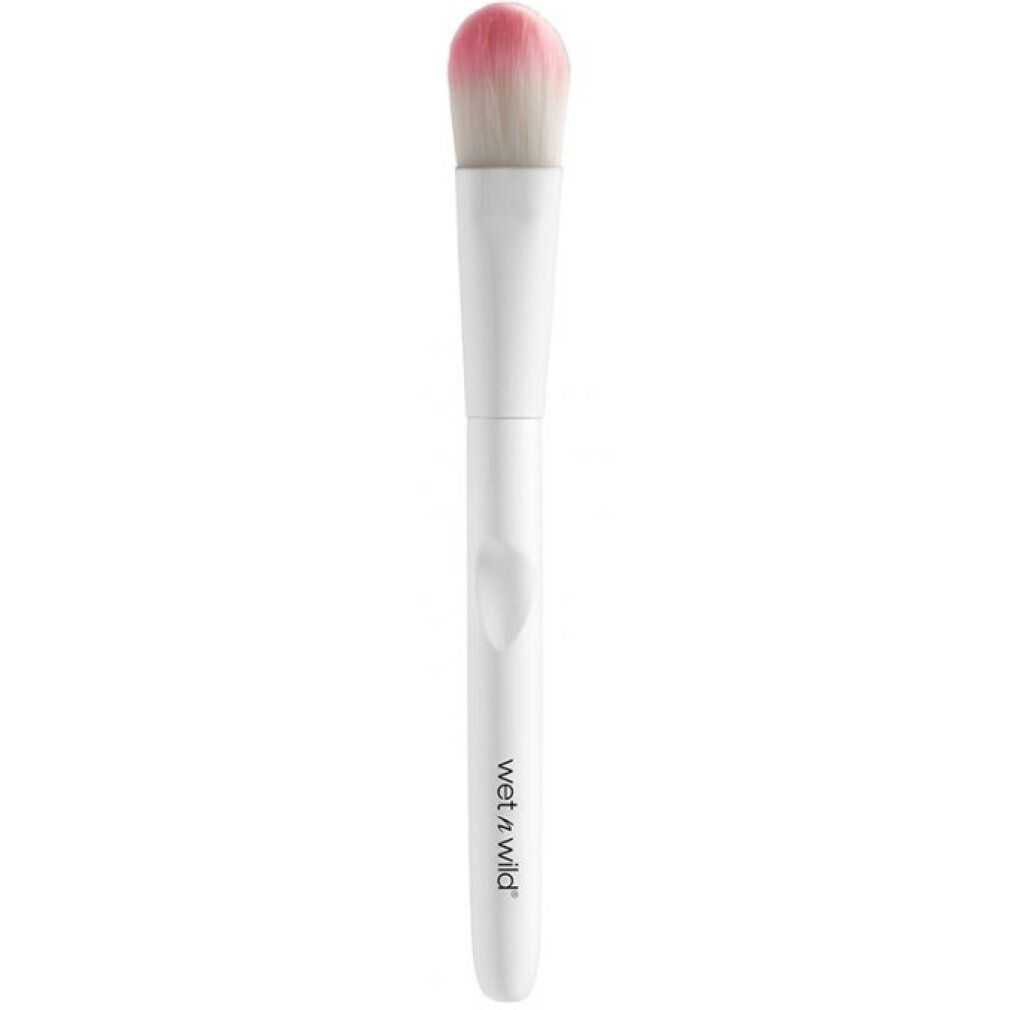 Weißer Foundation-Pinsel mit rosa Pinselhaaren. Der Griff hat den Markennamen "Wet n Wild".
