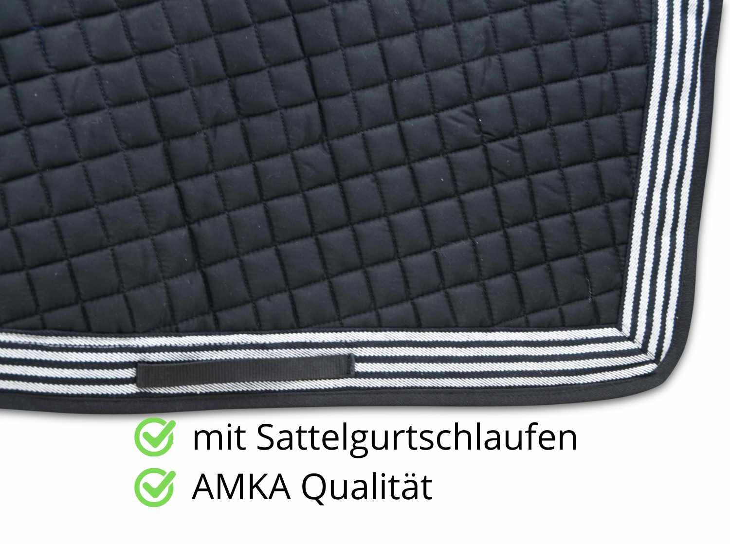 Detailansicht einer schwarzen Sattelunterlage mit weißem Streifendesign. Mit Sattelgurtschlaufen. AMKA Qualität.
