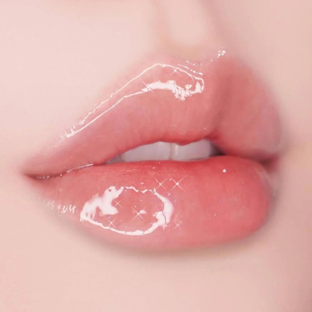 Nahaufnahme von vollen, glänzenden Lippen. Produkt aufgetragen.