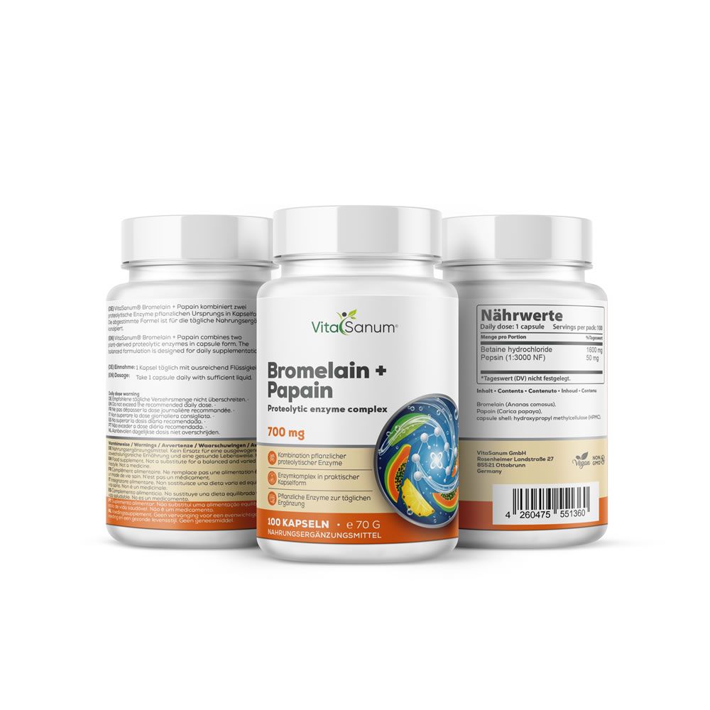 Drei weiße Flaschen mit Etiketten. Aufschrift: VitaSanum Bromelain + Papain, 700 mg, 100 Kapseln. Vegan-Siegel.