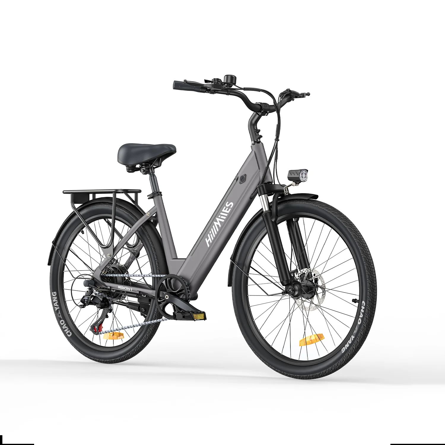 Graues E-Bike mit schwarzem Rahmen, Schutzblechen und Gepäckträger. Auf dem Rahmen steht "HillMiles".