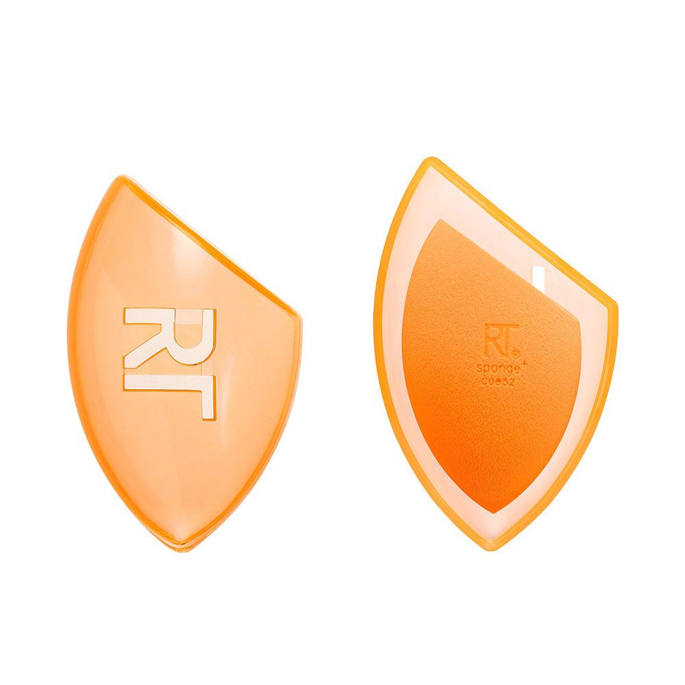Zwei orangefarbene Make-up-Schwämme in einer durchsichtigen Hülle. Auf der Hülle steht "RT".
