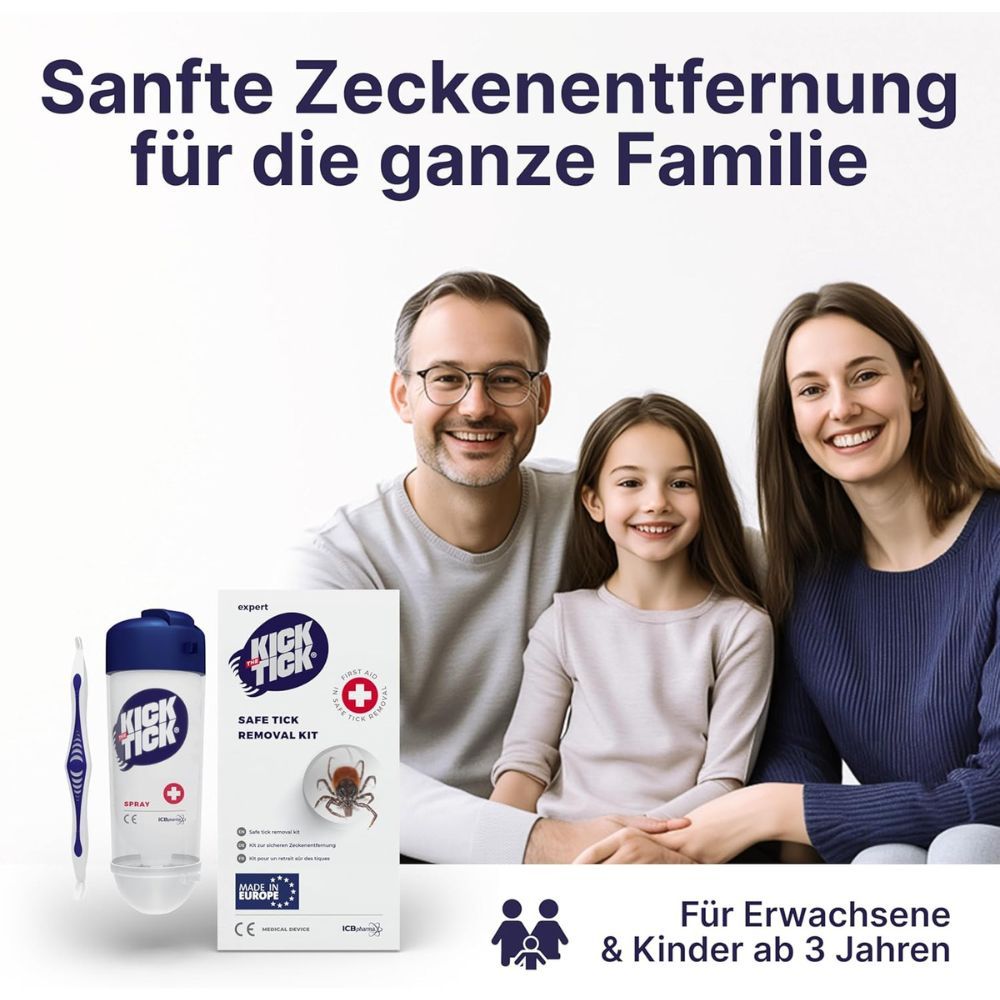 Familie mit Produkt. Zeckenentferner-Set mit Spray und Zange. Logo Kick the Tick. Text: Für Erwachsene & Kinder ab 3 Jahren.