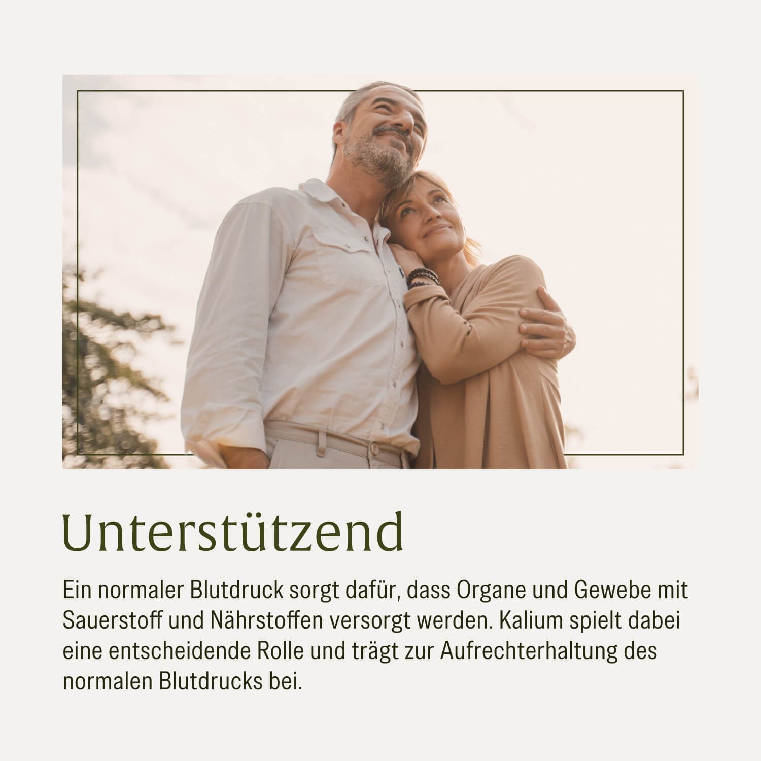 Älteres Paar blickt lächelnd nach oben. Text: Unterstützend. Ein normaler Blutdruck versorgt Organe und Gewebe mit Sauerstoff und Nährstoffen.