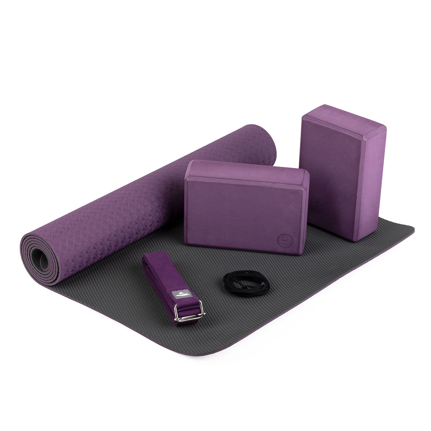 Yoga-Set FLOW, LILA. Enthält Yogamatte, Blöcke, Gurt und Band. Lila und grau. Auf grauer Matte angeordnet.