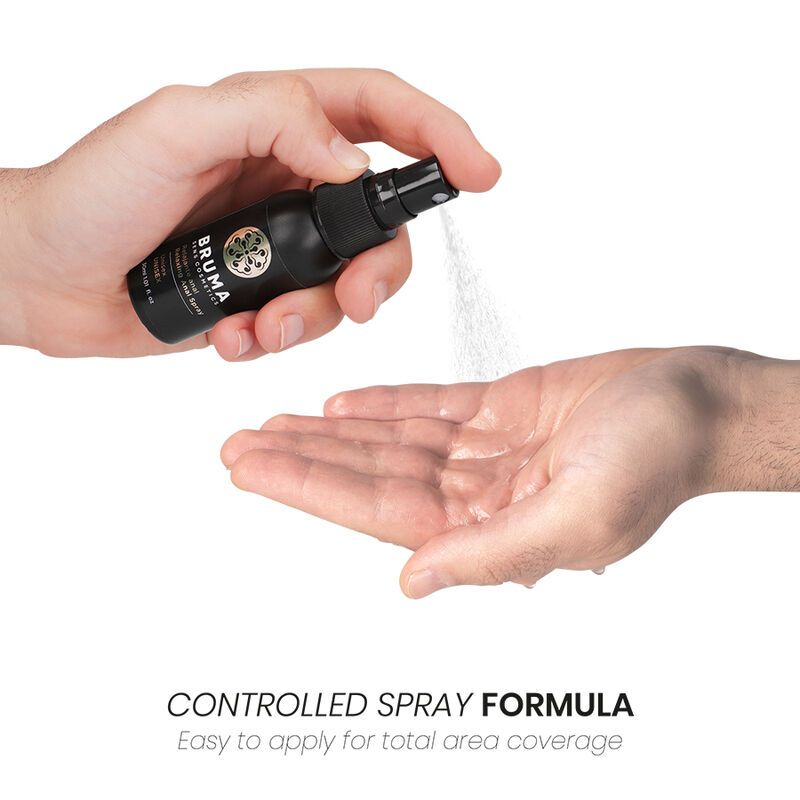 Schwarze Sprühflasche, Sprühnebel auf Handfläche. Produktname und Logo sichtbar. Text: "Controlled Spray Formula".