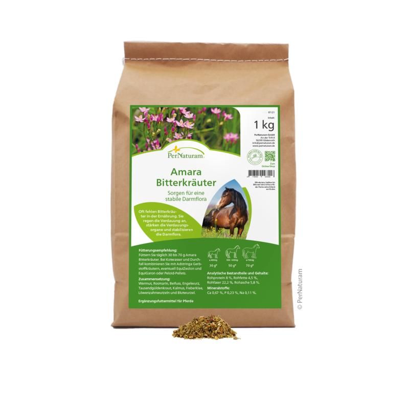 Braune Papiertüte mit grünem Etikett. Text: Amara Bitterkräuter. 1 kg. Abbildung von Pferd und Blumen. Text in deutscher Sprache.