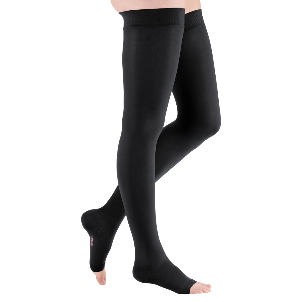 Schwarze mediven Kompressionsstrümpfe, knielang, mit offener Fußspitze. Das Produkt wird von der Hüfte bis zum Fuß gezeigt.