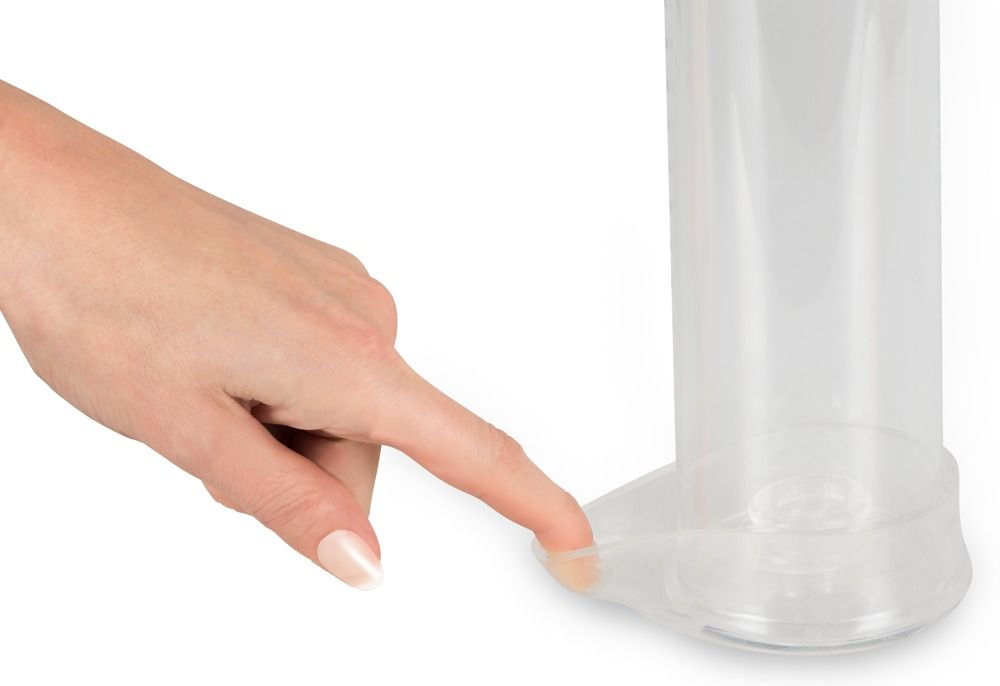 Nahaufnahme einer transparenten Penispumpe. Ein Finger berührt den Zylinder.