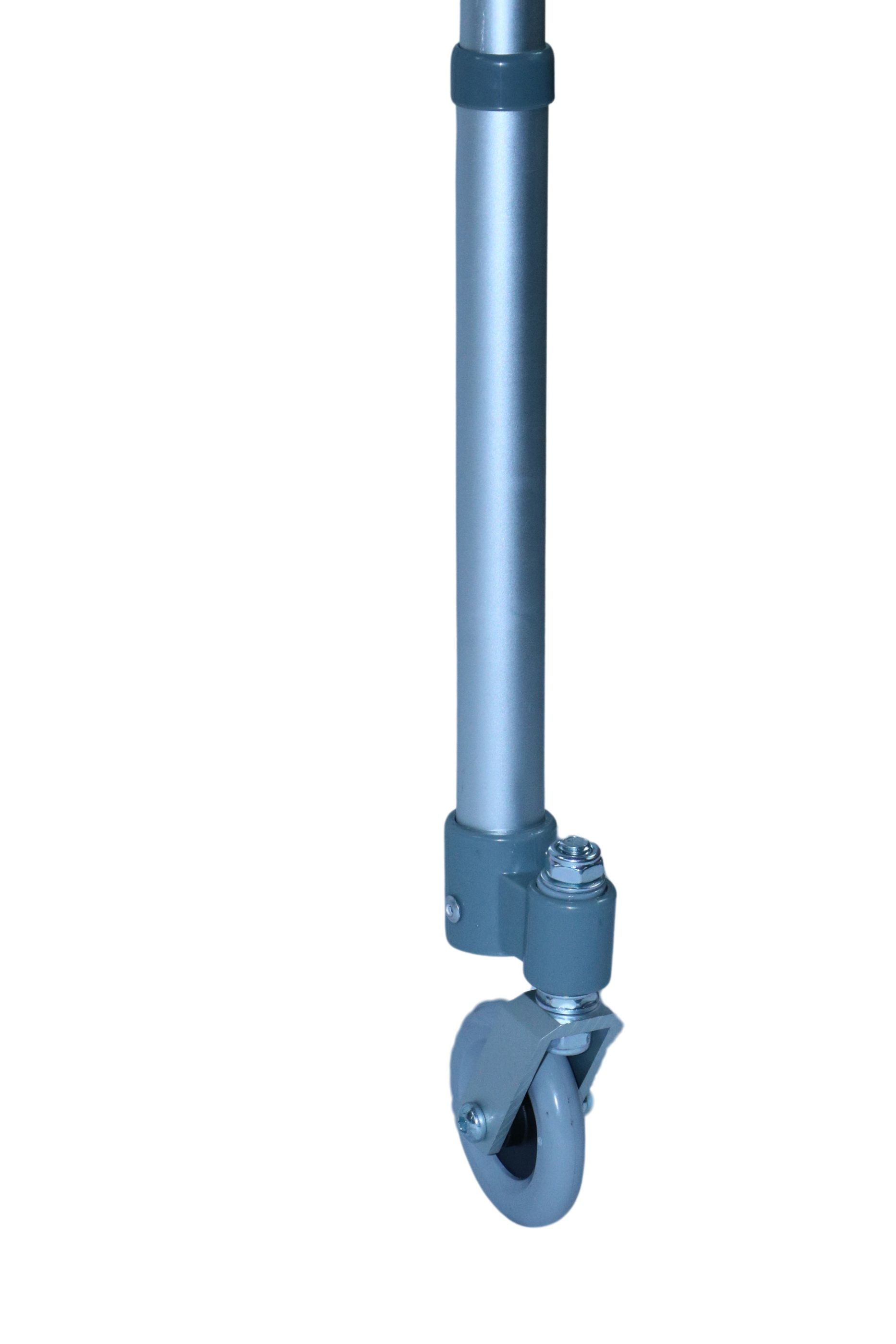 Detailansicht eines Gehgestells. Aluminiumrohr mit Rad und Verstellmechanismus.