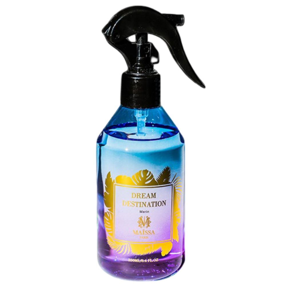 Blau-violette Sprühflasche mit schwarzem Sprühkopf. Aufschrift "Dream Destination" und "Maïssa".
