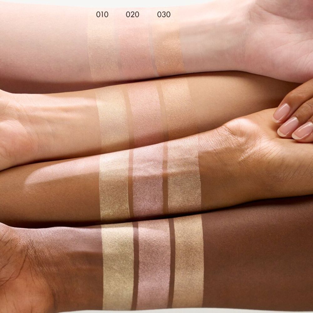 Arme mit Highlighter-Swatches. Verschiedene Hauttöne. Drei Streifen pro Arm. Farbnummern: 010, 020, 030.