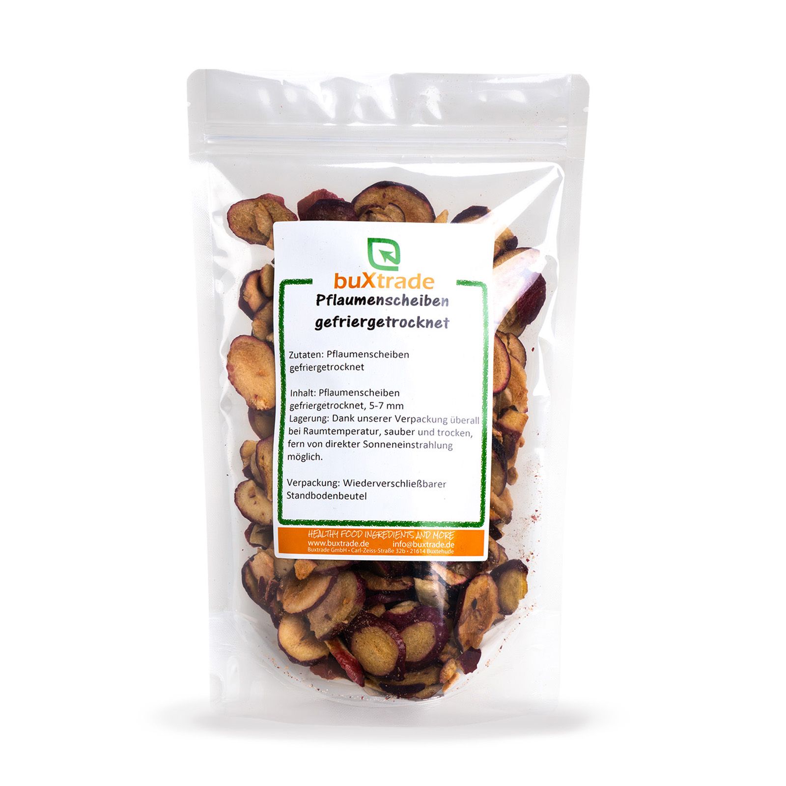 Beutel mit buXtrade Pflaumenscheiben, gefriergetrocknet. Klare Verpackung, Produktetikett mit Text. Scheiben von 5-7 mm.