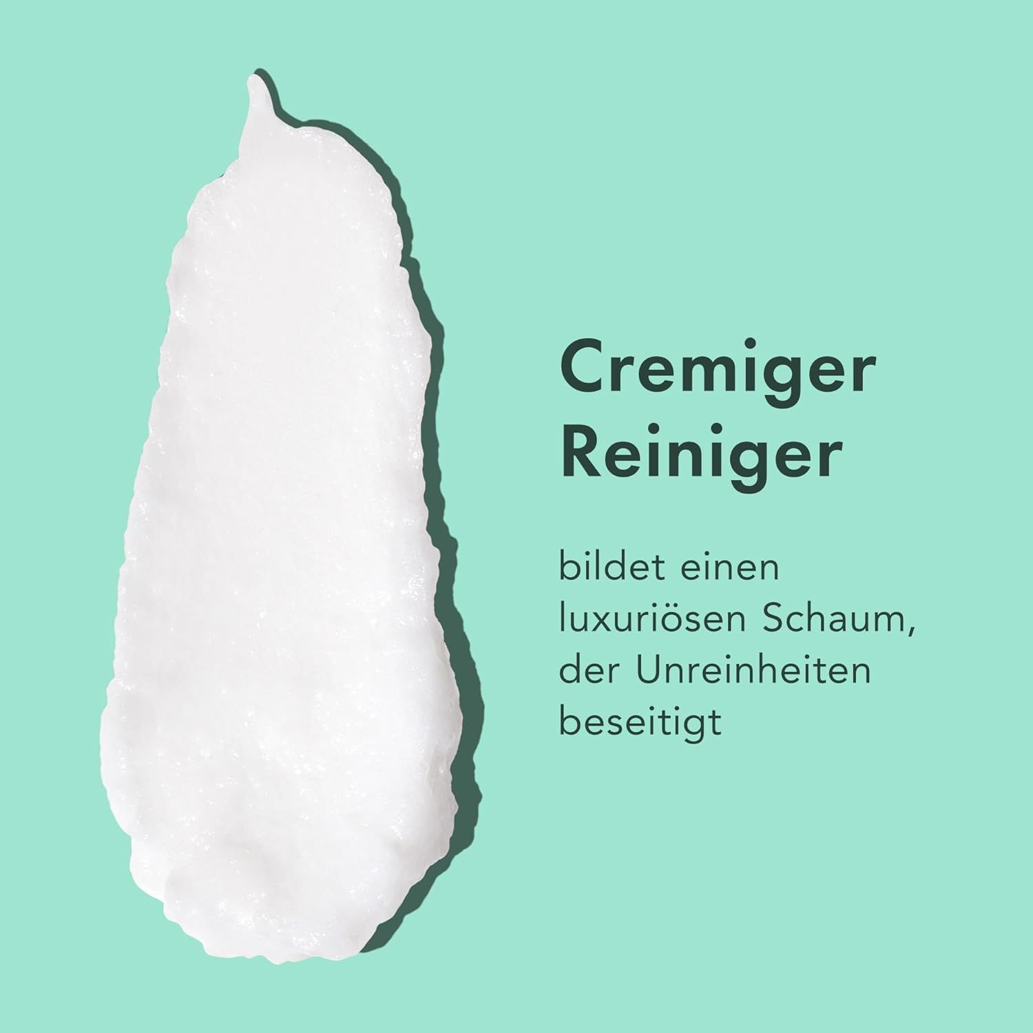 Weißer Reinigungsschaum. Text: Cremiger Reiniger bildet luxuriösen Schaum, der Unreinheiten beseitigt.