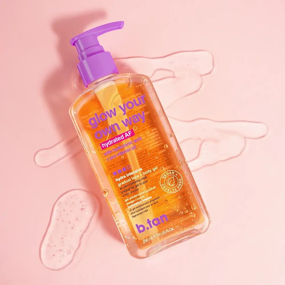 Klare Flasche mit Pumpspender, gefüllt mit orangefarbenem Gel. Enthält Hyaluronsäure und Vitamin B5.