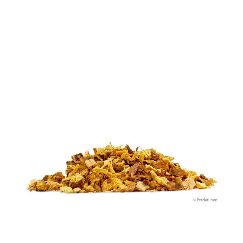 Haufen von zerkleinerter Süßholzwurzel auf weißem Hintergrund. Gelb-braune Farbe.
