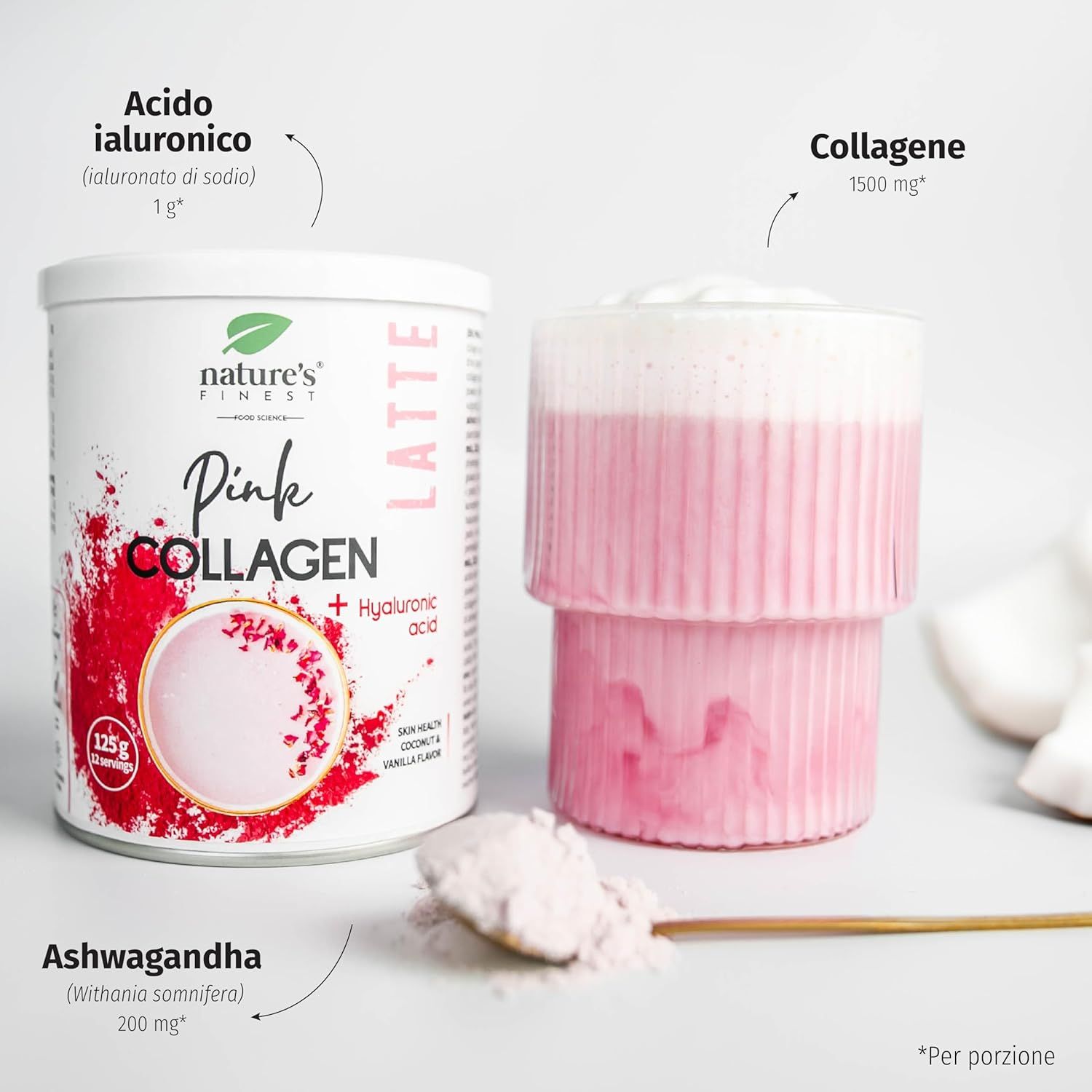 Nature's Finest Pink Collagen Latte Dose und Getränk. Mit Hyaluronsäure und Ashwagandha. Pulver auf einem Löffel.