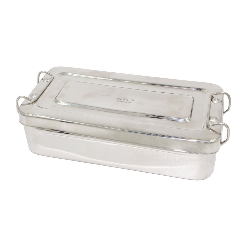 Edelstahl-Instrumentenbox mit Deckel und Verschlüssen. Rechteckige Form, silberfarben. Auf dem Deckel ist der Schriftzug "FB Tech Solingen" zu sehen.