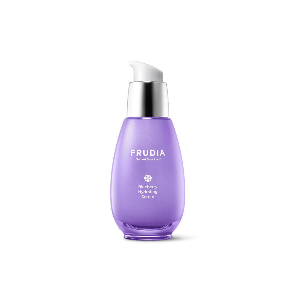 Frudia Blueberry Hydrating Serum Flasche. Lila Flasche mit silbernem Pumpkopf. Produktname und Logo auf der Flasche.