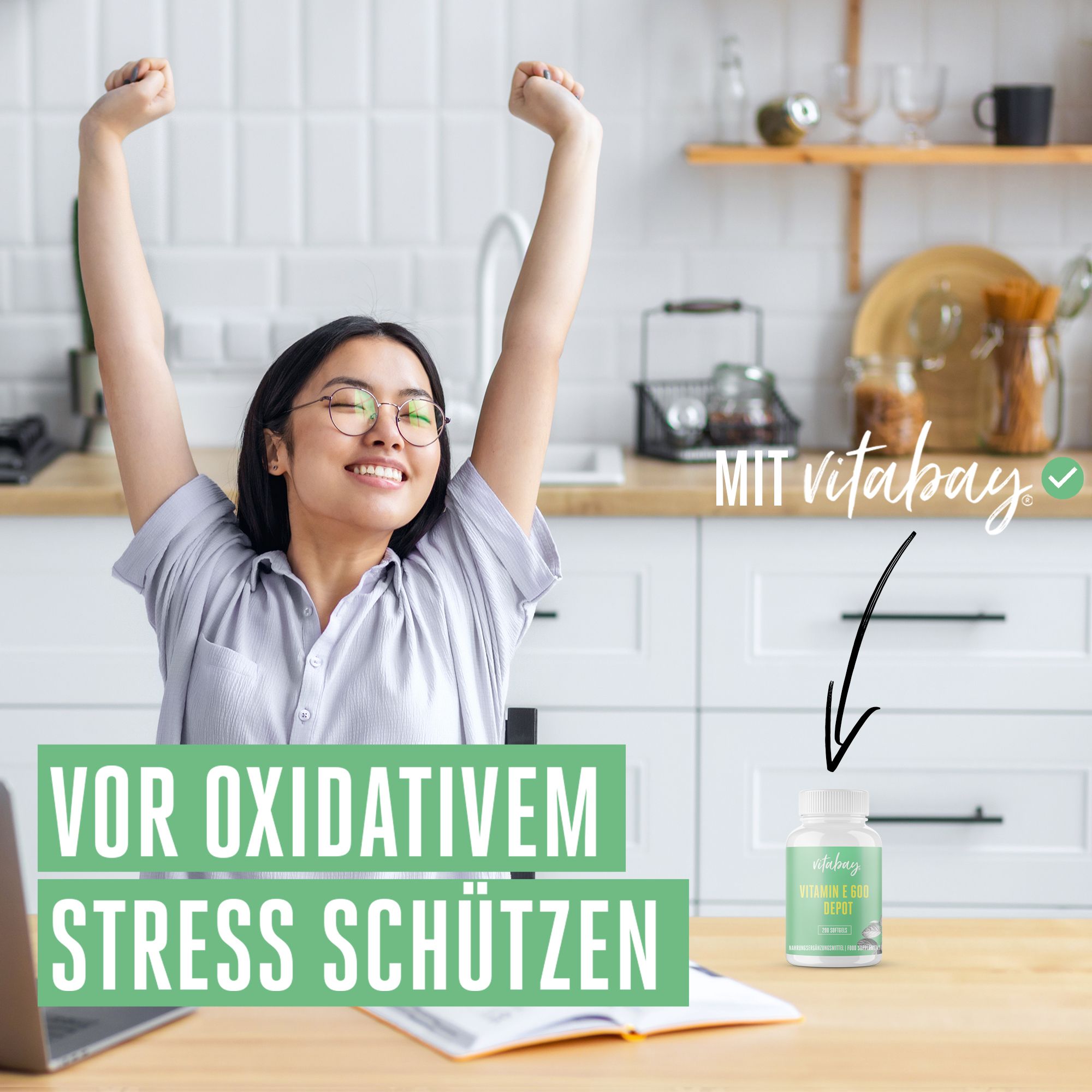 Frau hebt die Arme und hält eine Flasche. Auf der Flasche steht Vitabay Vitamin E 600 Depot. Text: Vor oxidativem Stress schützen.