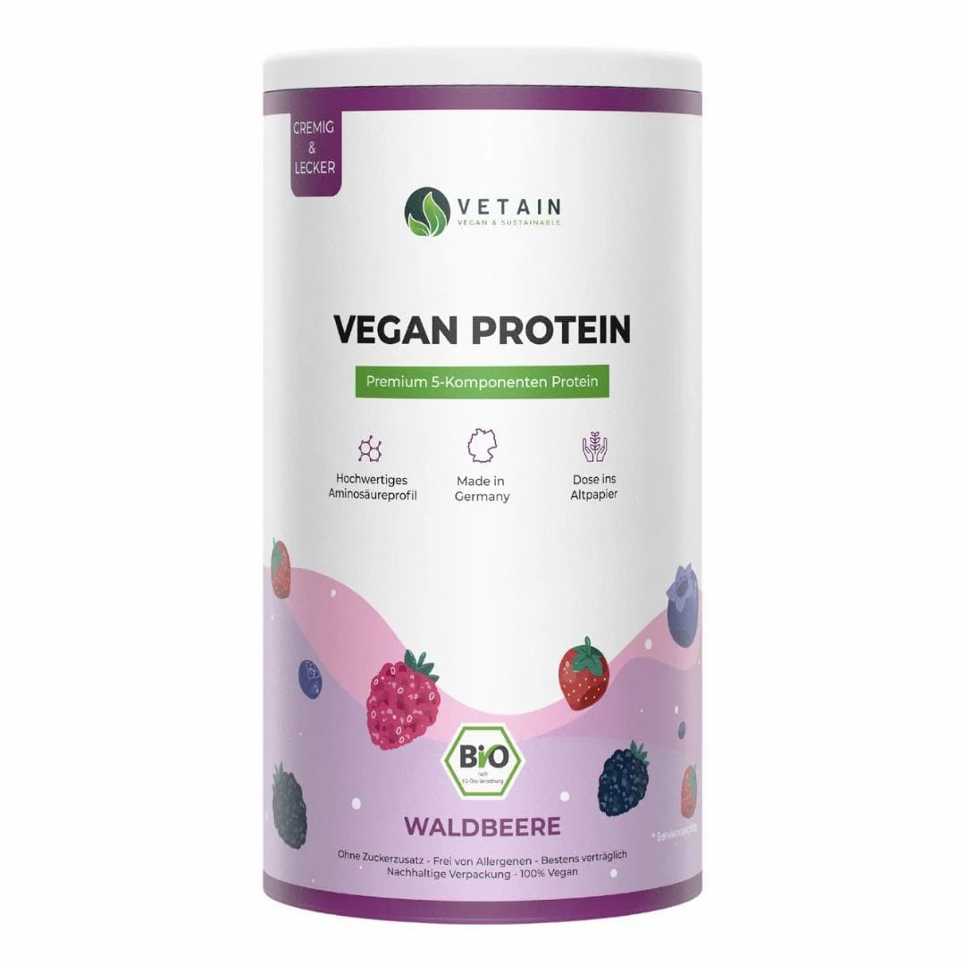 Zylinderdose mit "Vetain Vegan Protein Waldbeere". Bio-Zertifizierung, Illustrationen von Beeren. Text: "Premium 5-Komponenten Protein".