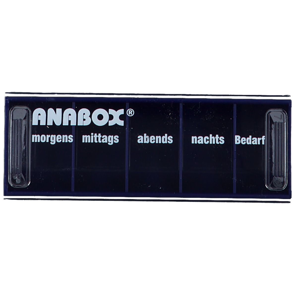 Blaue Tablettenbox mit fünf Fächern. Beschriftung: ANABOX, morgens, mittags, abends, nachts, Bedarf. Transparente Schieber.