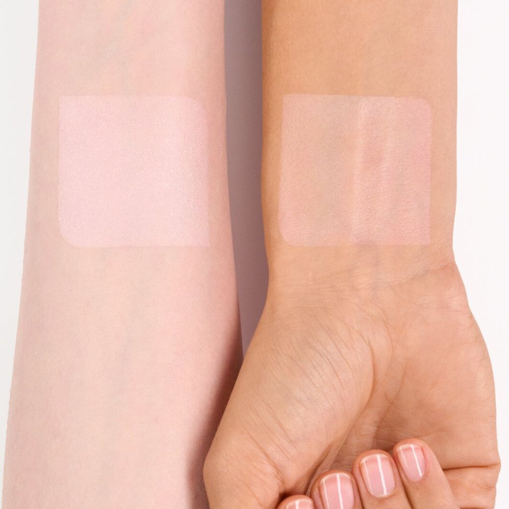 Zwei Arme mit aufgetragenem Puder. Auf beiden Armen ist ein rechteckiger Bereich mit Puder zu sehen.