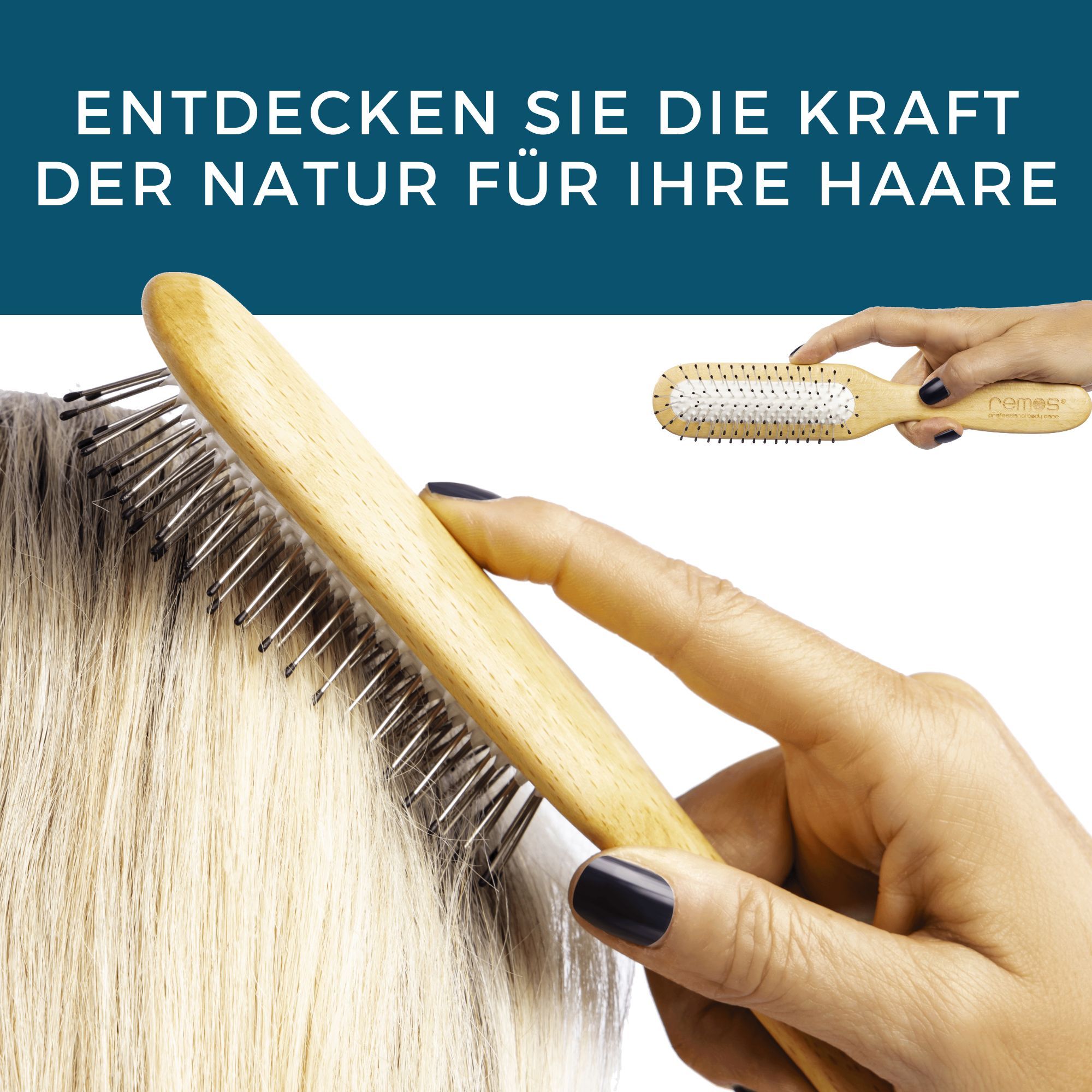 Hand kämmt blondes Haar mit einer Holz-Haarbürste mit Stahlstiften. Kleine Bürste im Hintergrund.