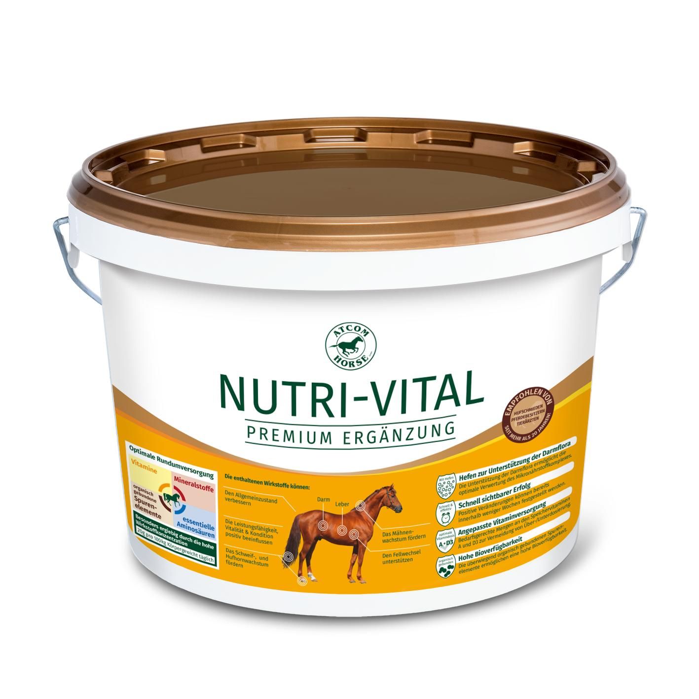 Weißer Eimer mit braunem Deckel. Aufschrift: ATCOM NUTRI-VITAL PREMIUM ERGÄNZUNG. Abbildung eines Pferdes.