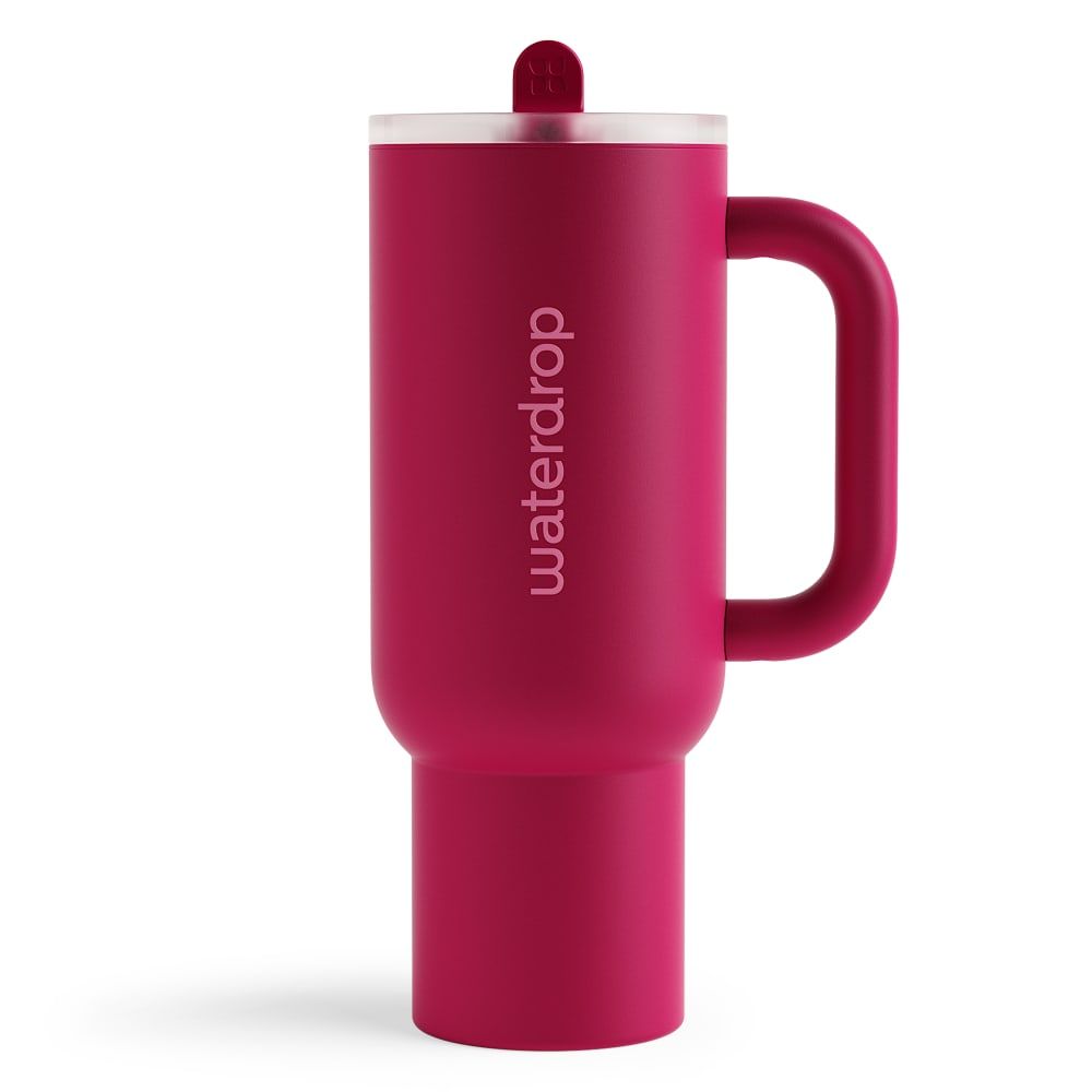Roter Thermobecher mit Griff und Deckel. Wasserdrop-Logo. Zylindrische Form mit breiter Basis.