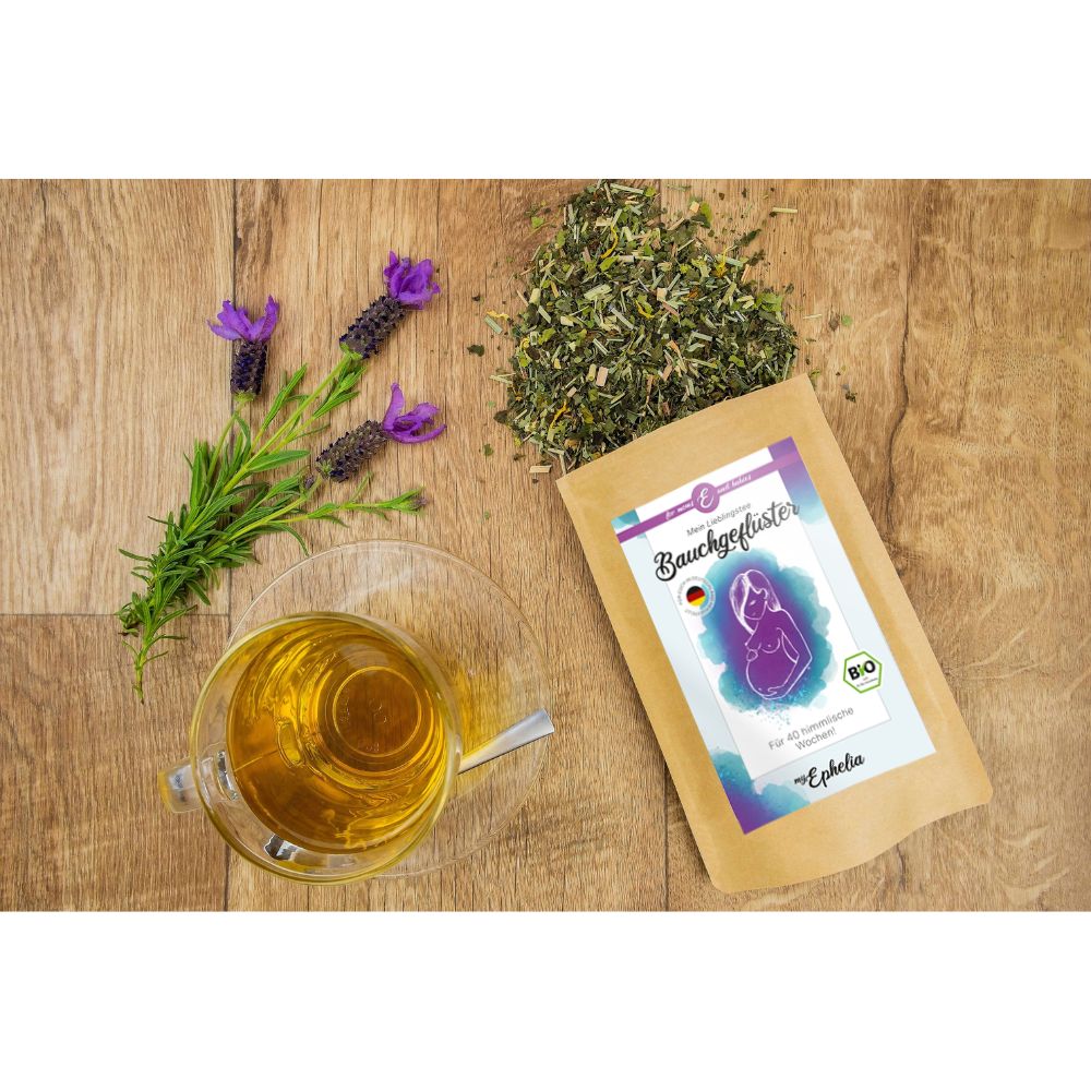 Teebeutel, Kräutermischung und Tee in Glas. Lavendelblüten. Aufschrift: Mein Lieblingstee Bauchgefühl. Bio-Siegel.