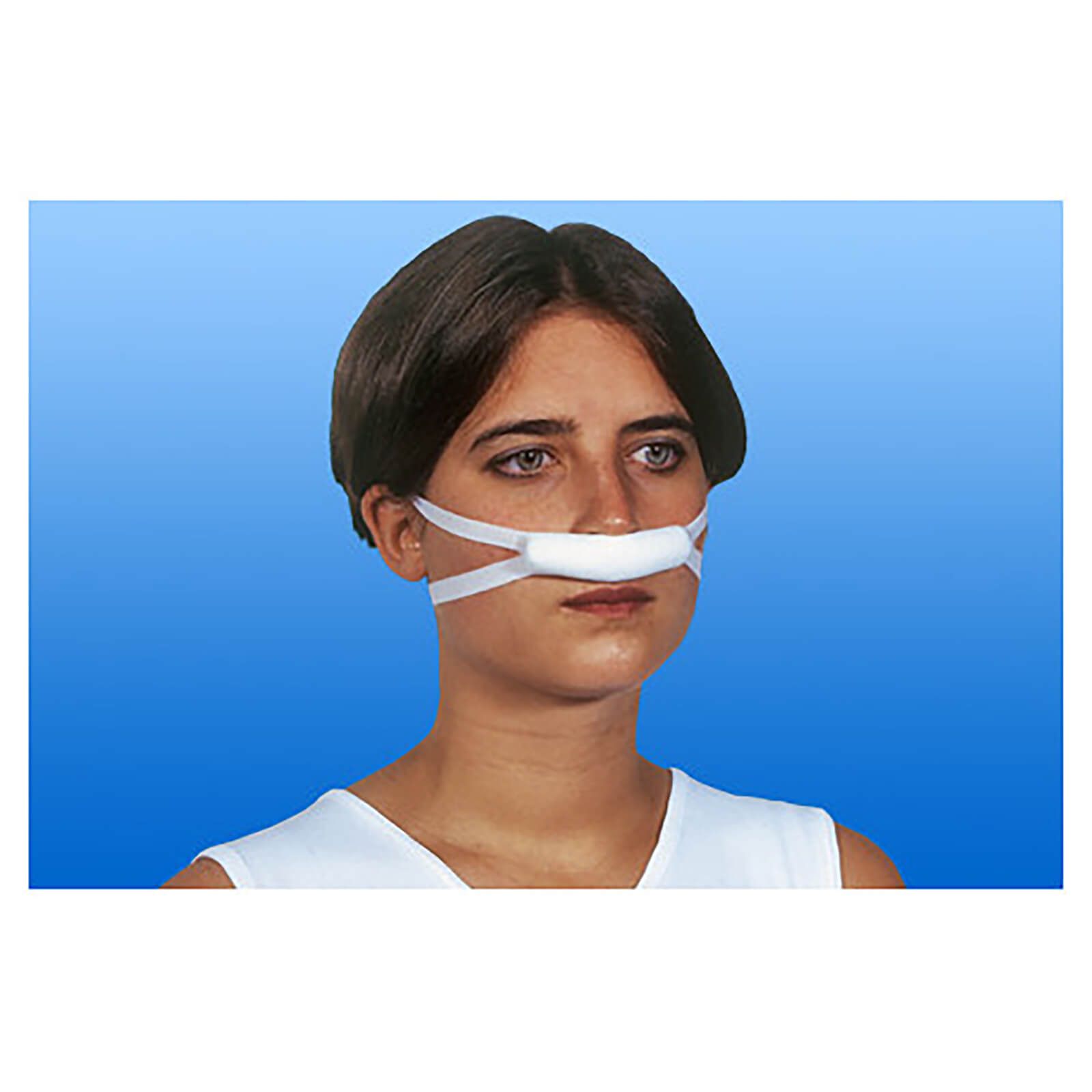 Nasenverband mittel, weiß, am Gesicht einer Person befestigt. Bandagen verlaufen über Nase und Ohren.