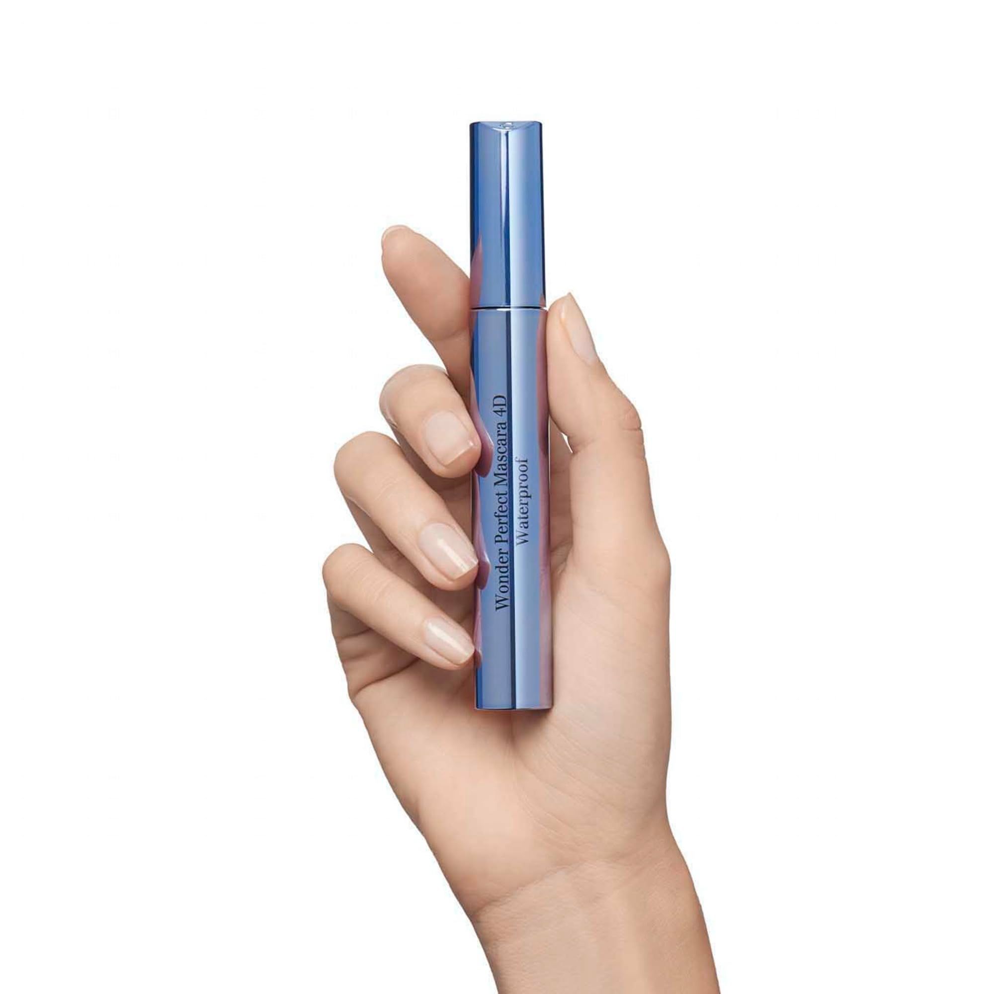 Clarins Wonder Perfect Mascara 4D Waterproof in Hand. Blaue Mascarahülse in einer Hand gehalten. Produktname sichtbar.