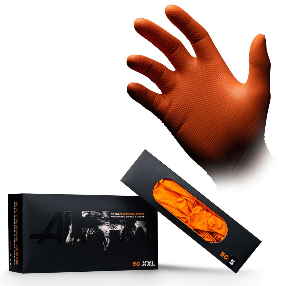 Orangefarbene Einmalhandschuhe aus Nitril, teilweise in einer schwarzen Verpackung. Auf der Verpackung steht "ALPHA" und "50 XXL" sowie "50 S".