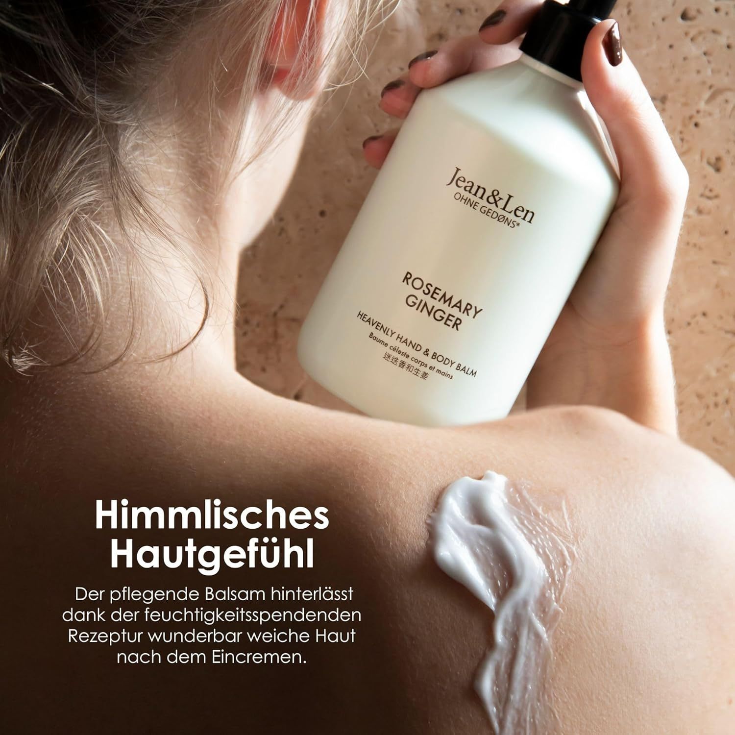 Person hält eine weiße Flasche mit schwarzem Pumpkopf. Auf der Haut ist Balsam aufgetragen. Text: Himmlisches Hautgefühl.