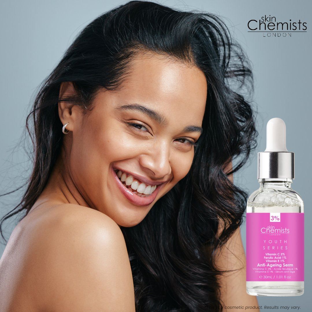 SkinChemists Anti-Aging Serum Flasche neben einer lächelnden Frau.