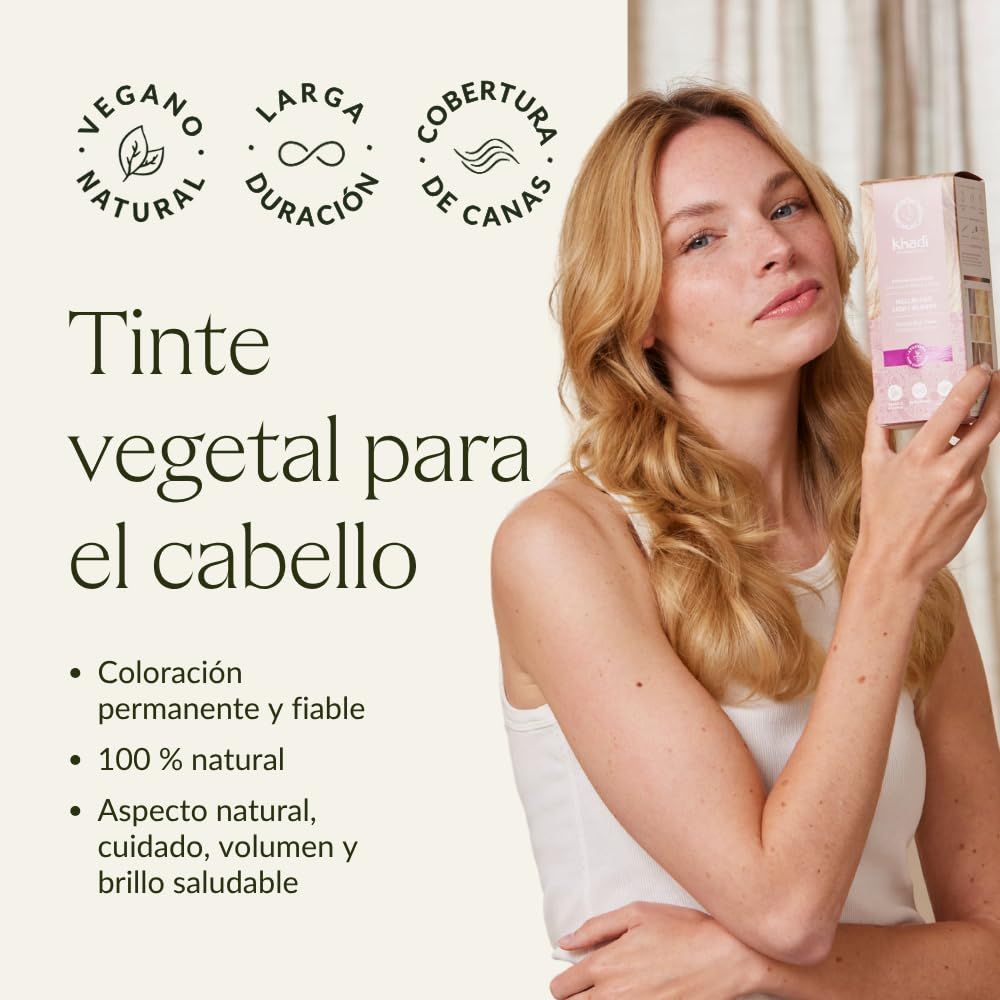 Frau hält eine Produktverpackung. Text: Tinte vegetal para el cabello. Logos: vegano, larga duración, cobertura de canas.