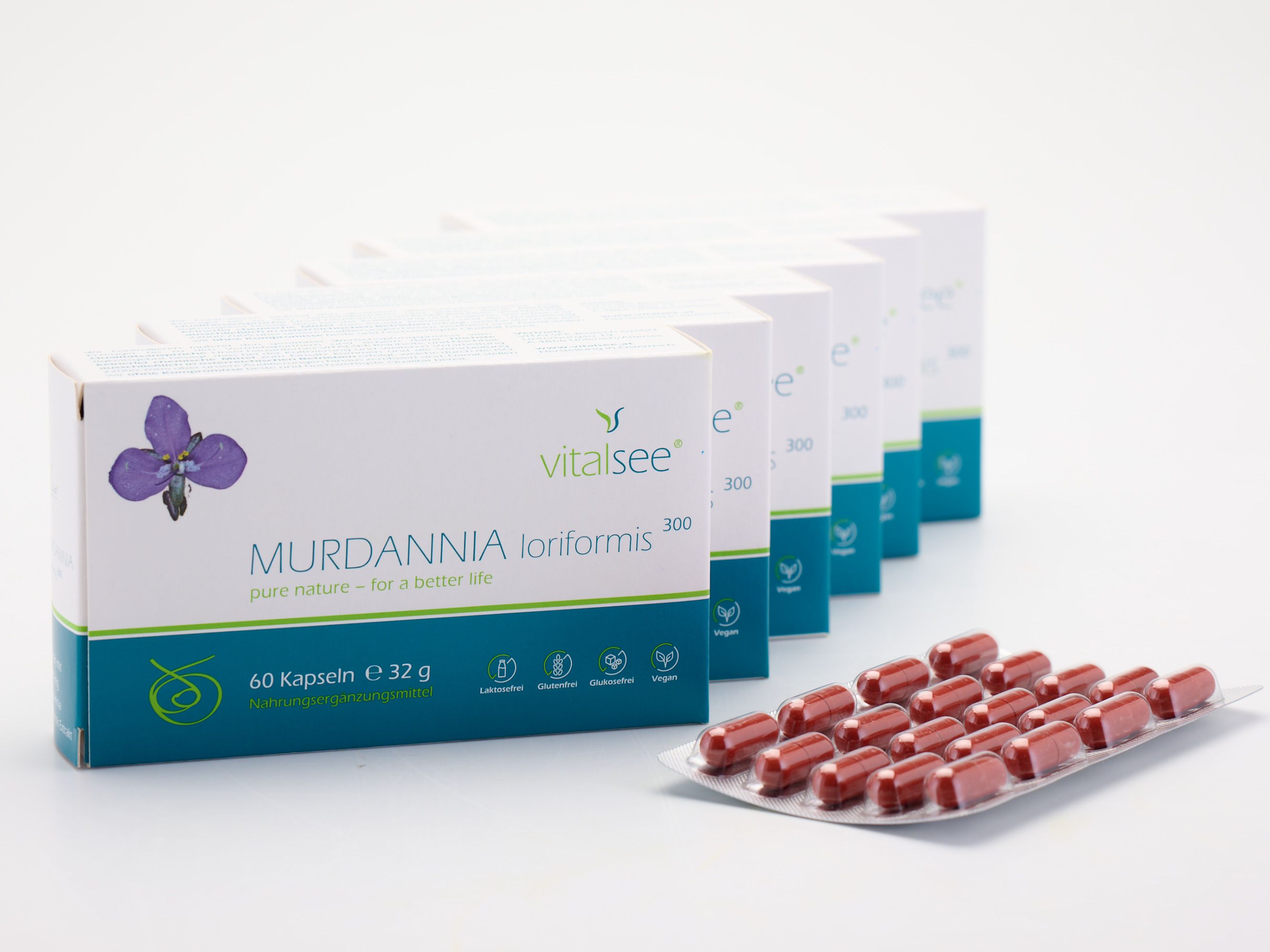 Mehrere Schachteln Vitalsee MURDANNIA loriformis 300 Extrakt und Blisterpackung mit Kapseln. Weiße Verpackung.